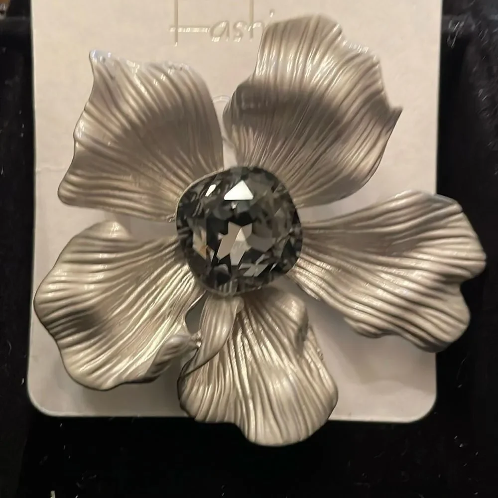 MATTE GRAY FLOWER BROOCH